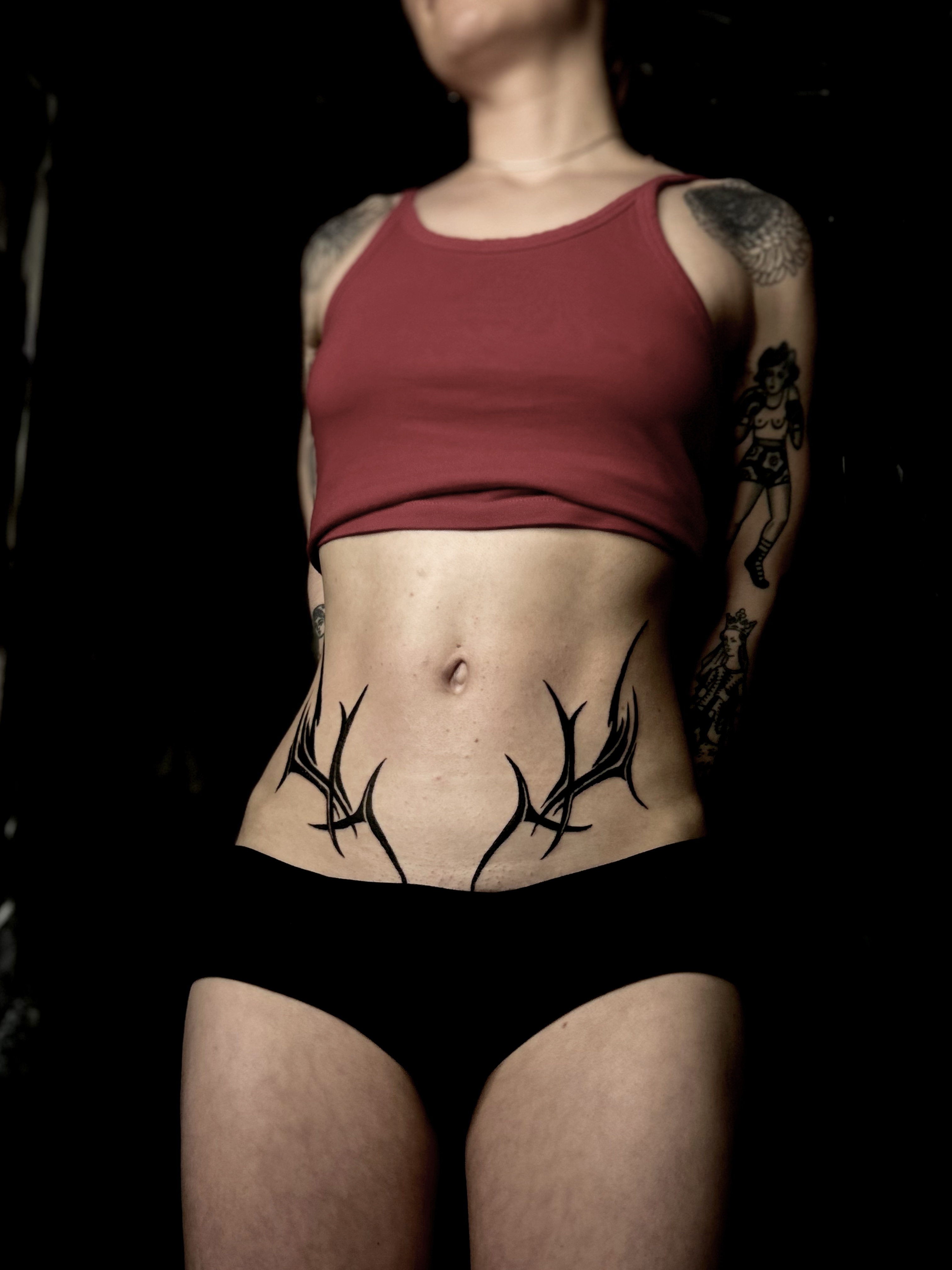 Ornamental antlers across the abdomen