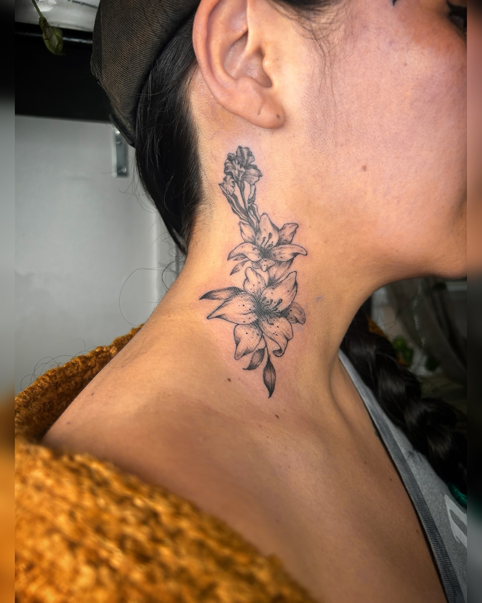 Fine floral composition following the side of the neck
